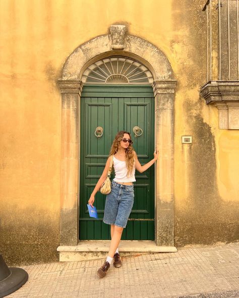 Outfits Con Bermudas, Jean Bermuda Shorts Outfit, Bermuda Jeans Outfit, Bermuda Shorts Outfit Street Styles, Luiza Cordery, Bermuda Shorts Outfit, Ideas De Outfits, Jean Short Outfits, Simple Summer Outfits