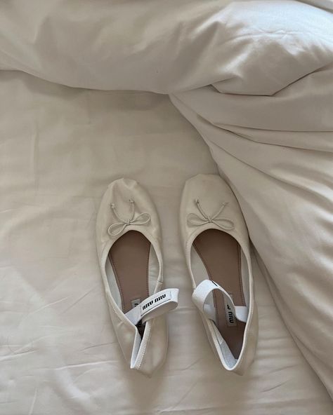 White Ballet Slippers, Miu Miu Ballet, Quoi Porter, Ballerina Shoes Flats, Dress Aesthetic, Ballet Slippers, Ballerina Shoes, Fairy Dress, White Flats