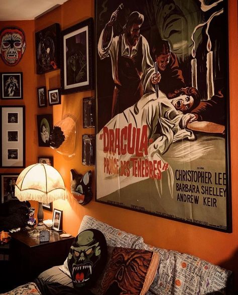 Aesthetic Halloween Room, Horror Room Ideas, Horror Living Room, Moody Maximalism, Horror Movie Decor, Horror Home Decor, Horror Room, Halloween Bedroom Decor, Halloween Bedroom