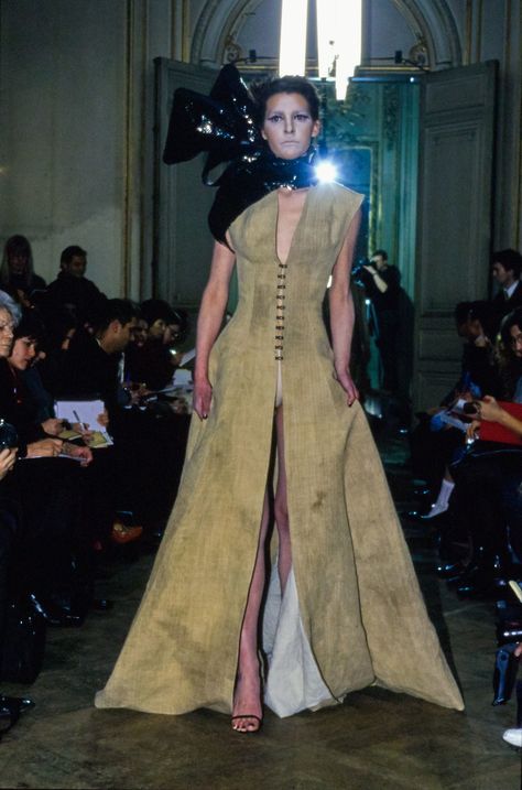 Olivier Theyskens Fall 1998 Ready-to-Wear Fashion Show Collection Oliver Theyskens, Archival Fashion, Olivier Theyskens, 90s Runway Fashion, Runway Fashion Couture, Vintage Runway, Fashion Show Collection, Only Fashion, Couture Fashion