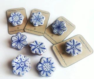 ShorelineCeramicShop - Etsy Portugal Blue And White Pottery, Ceramic Inspiration, Terracotta Clay, Ceramic Fish, White Pottery, Clay Jewelry Diy, Ceramic Flower, Ceramic Candle, Handmade Flower