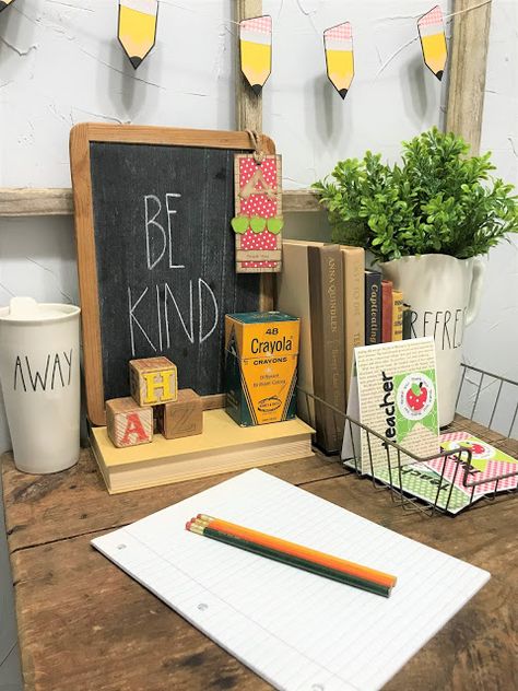 School Decor Ideas, Old School Classroom, Back To School Home Decor, Vintage School Decor, Vintage Classroom Decor, Back To School Displays, Vintage Classroom, Vintage School Supplies, Back To School Decor