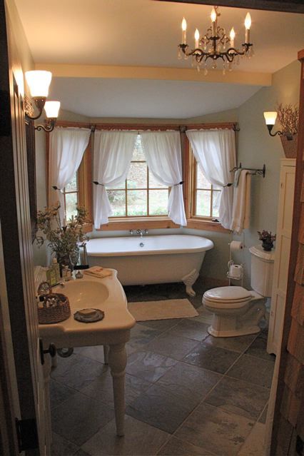 old fashioned.. would need to add a shower somewhere.. but very pretty Vintage Clawfoot Tub, Primitive Bathrooms, Vintage Bathrooms, Dream Bathrooms, Clawfoot Tub, House Bathroom, Dream House Decor, Beautiful Bathrooms, My New Room