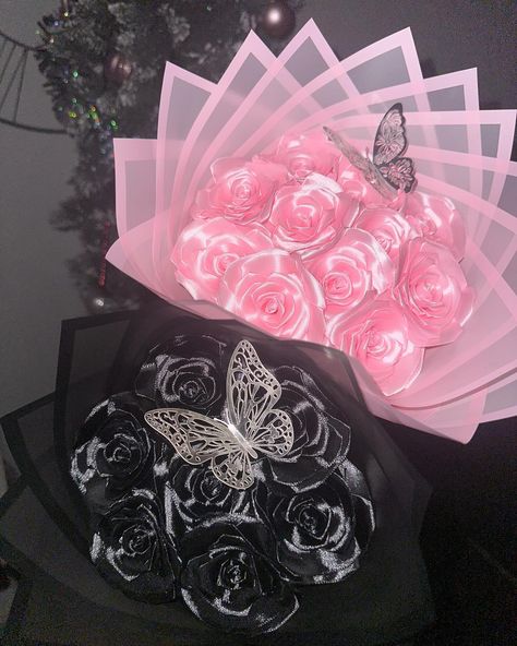 When Darkness And Softness Come Together🩷🖤 12 & 7 Handcrafted Roses 💐 DM To Order 💌 • • • • • • • • • THE ETERNAL FLORISTS Your Destination For Exquisite Handcrafted Ribbon Roses. Our beautiful handcrafted ribbon rose bouquets are perfect to elevate your special moments for Anniversaries, Birthdays, Holidays, Weddings, Graduations and all other occasions or simply to show someone you’re thinking of them. BOUQUET SIZES FROM 1 ROSE - 100 ROSES *ALL BOUQUETS ARE MADE TO ORDER PLEASE ORDER ... 50 Count Rose Bouquet, Artificial Rose Bouquet, Glitter Ribbon Roses, Eternal Roses Price List, Eternal Rose Bouquet, Ribbon Roses Bouquet, Eternal Bouquet, Eternal Flower Bouquet, Bouquet Sizes