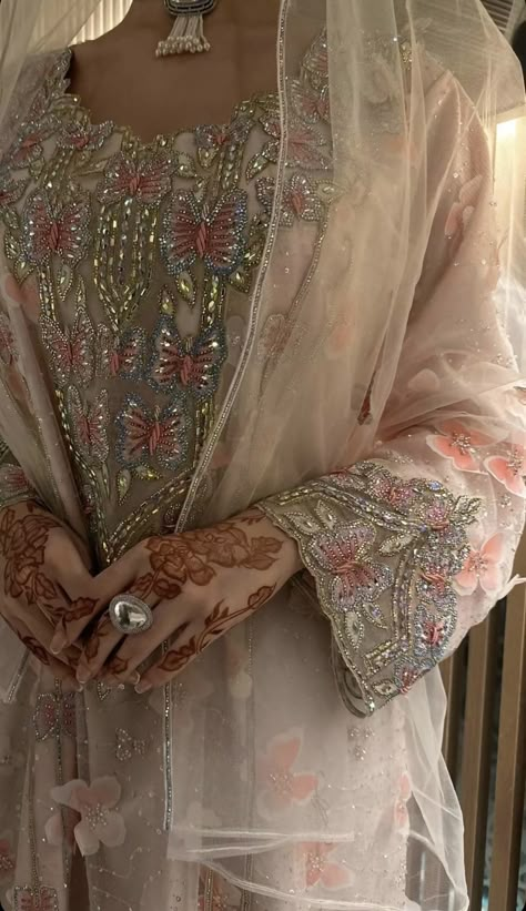 Khaleeji Abaya, Jalabia Styles, Eid Looks, Glamour Look, Desi Dress, Womens Trendy Dresses, Cute Modest Outfits, Desi Fashion Casual, Pakistani Fancy Dresses