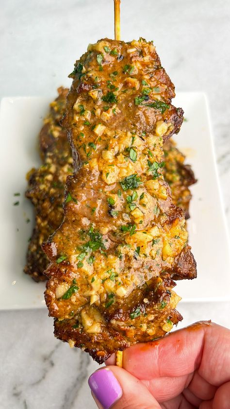 Cajun Garlic Parmesan Air Fryer Steak Skewers - Bad Batch Baking - Restaurant Copycat Recipes & Family Favorites Garlic Parmesan Steak, Air Fried Garlic, Parmesan Steak, Bbq Kabobs, Shish Kebabs, Parmesan Butter, Steak Skewers, Batch Baking, Cooking Steak