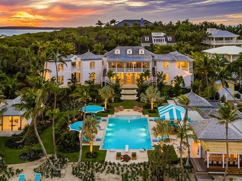 Kylie Jenner Stayed in an Airbnb That Costs Over $11,000 a Night Bahamas Villas, Harbour Island Bahamas, Bahamas Resorts, Bahamas Vacation, Bahamas Island, Beachfront Home, Harbour Island, House On The Rock, Vacation Villas