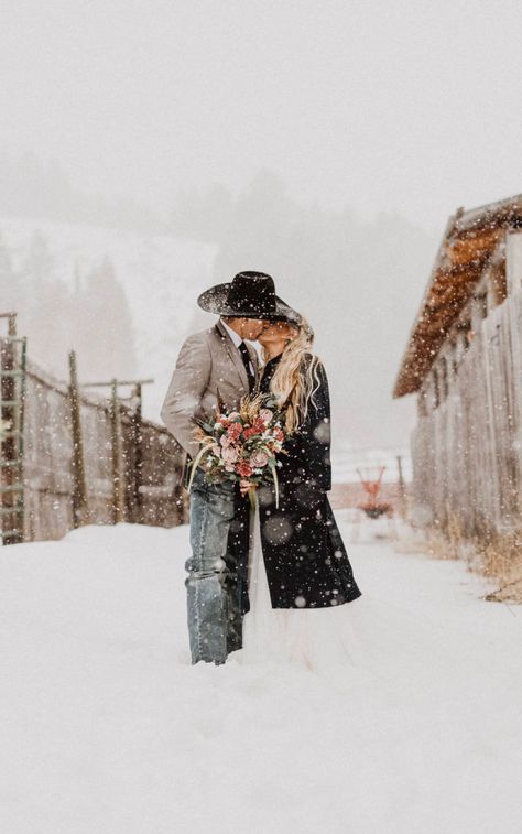 Snow Wedding Photography, Snow Wedding Photos, Groom In Jeans, Western Engagement Pictures, Winter Engagement Pictures, Outdoor Winter Wedding, Wedding Western, Mountain Wedding Photos, Western Engagement