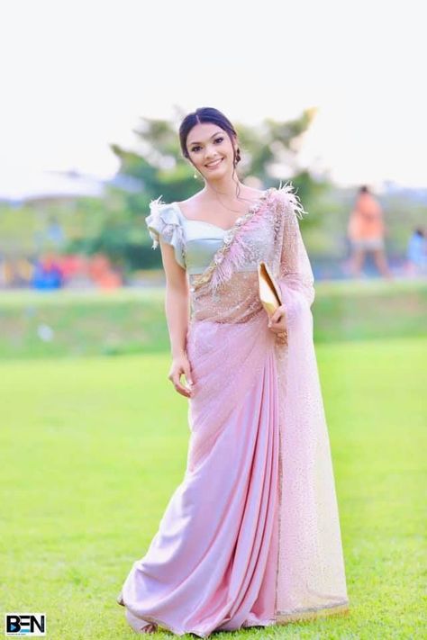 Mashi Siriwardana, Modern Saree Jacket Designs, Saree Jacket Designs Latest, Model Blouses, Glow Wedding, Saree Pattu, White Sarees, Kajol Saree, Bridal Dresses Indian