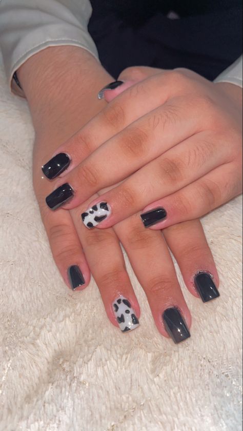 Black nails white nails cow print trend Black Nails Cow Print, Black And Cow Print Nails, Cow Print Nails Black And White, Black Cow Nails, Cow Print Nails Black, Nails Cow Print, Cow Print Nails, Cow Print Design, Black And White Cow Print