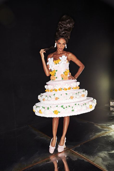 Moschino Cake, Antoinette Aesthetic, Moschino 2021, Cake Fashion, Marie Antoinette Aesthetic, Chloe Cherry, Cardboard Cake, Food Costumes, Cake Dress