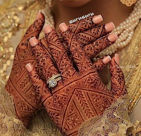 Moroccan Mehndi Design, Henna Crown, Crown Tattoos For Women, Elegant Henna, Crown Tattoos, Arabic Designs, Rajasthani Mehndi Designs, Henna Art Designs, Modern Henna Designs