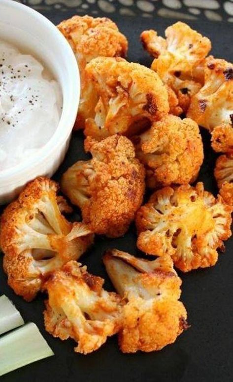 Cauliflower Buffalo Bites, Buffalo Bites, Super Bowl Food Healthy, Healthy Superbowl, Bowl Party Food, Superbowl Party Food, Super Bowl Food, Roasted Cauliflower, Healthy Snacks Recipes