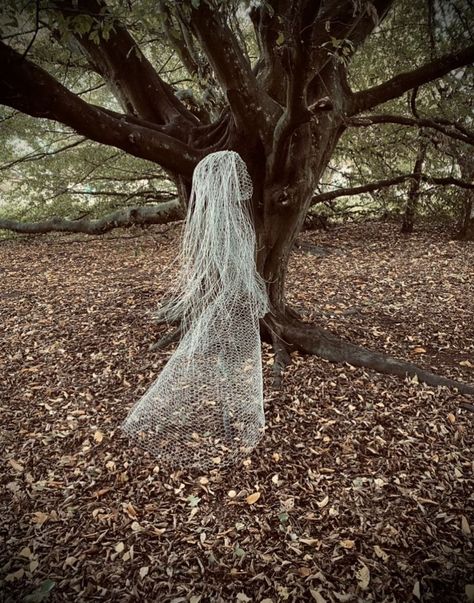 Chicken Wire Ghosts Diy, Yard Ghosts, Chicken Wire Ghost, Wire Ghosts, Scary Halloween Decorations Outdoor, Halloween Haunted House Decorations, Halloween Outside, Ghost Diy, Gothic Garden