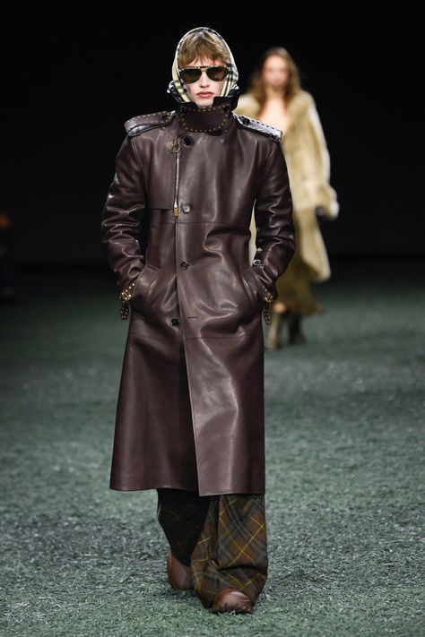 Burberry Fall 2024 Ready-to-Wear Runway, Fashion Show & Collection Review [PHOTOS] Fashion Trends 2023 2024, Runway Clothing, Winter 2025, Winter Fashion Trends, Formal Fashion, Digital Closet, Fashion Trends Winter, Mens Fashion Streetwear, Show Collection