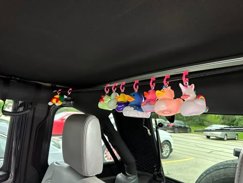 Jeep Storage Ideas Interiors, Jeep Wrangler Duck, Boho Jeep Wrangler, Jeep Ducks On Dash Ideas, Jeep Duck Display Ideas, Jeep Duck Holder, Truck Decorations Interior, Cute Jeep Accessories, White Jeep Wrangler