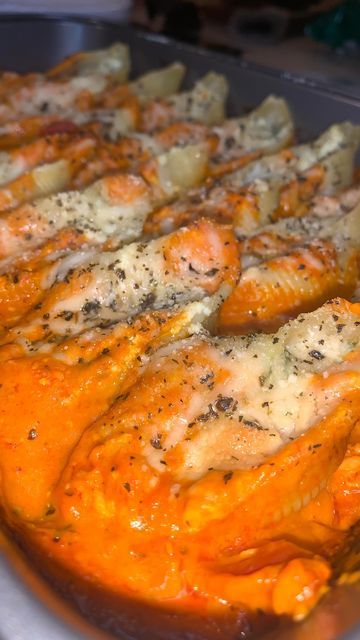 ♡ Tay ♡ on Instagram: "VODKA SAUCE STUFFED SHELLS ANYONE?!?! 🐚😋 this would also be great with ground beef if you are looking to add extra flavor!! Have you tried stuffed shells before?! Recipe: •jumbo shells •vodka sauce @bertolli_us is the best! •15 oz of ricotta •chopped up spinach •salt and pepper •minced garlic •onion powder •basil •red pepper •1 egg •Parmesan 1 cup on top and 1/3 cup in mixture •Mozzarella 1 cup on top *bake covered for 20 minutes at 375 and 10 minutes uncovered! EN Vodka Sauce Stuffed Shells, Stuffed Shells Vodka Sauce, Stuffed Shells With Vodka Sauce, Jumbo Shells, Vodka Sauce Recipe, Vodka Sauce Pasta, Stuffed Shells Ricotta, Jumbo Pasta Shells, Stuffed Shells Recipe