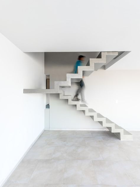 © Gonzalo Viramonte Rcc Staircase Design, Minimal Modern Interior, Concrete Staircase, Stairs Design Interior, Escalier Design, Modern Small House Design, Staircase Makeover, Stairs Design Modern, Stairway Design