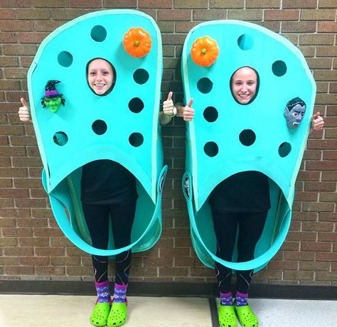 Croc Halloween Costume, Funny Cute Halloween Costumes For Women, Crocs Costume, Funny Diy Costumes, Creative Halloween Costumes Diy, Clever Halloween, Clever Halloween Costumes, Duo Halloween Costumes, Pretty Halloween