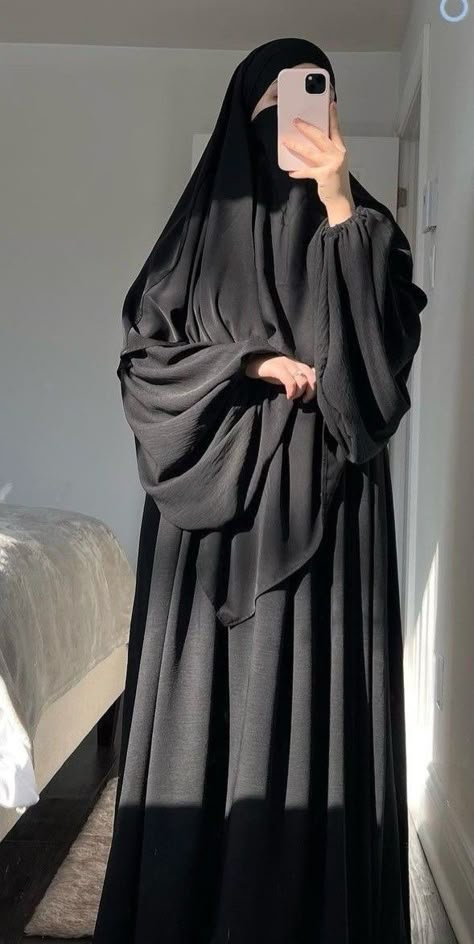 Arab Abaya Fashion, Abaya Fashion Black Muslim, Abaya Burkha Design Black, Niqab Fashion Hijab Outfit, Umrah Outfit For Women, Black Abaya Aesthetic, Islamic Outfits For Women, Black Abaya Outfit, Naqab Design Muslim