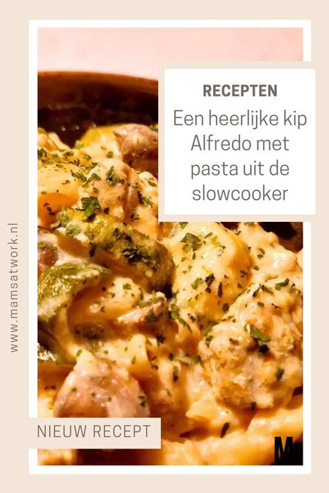 Een lekkere romige kip Alfredo met penne pasta uit de slowcooker is wat mij betreft écht comfort food. Deze kip Alfredo maak ik met courgette en champignons, lekkere kipkruiden, nog wat andere ingrediënten en kookroom. Na een prep tijd van ongeveer 10-15 minuten zet je de slowcooker voor 4 uur op low en daarna is je avondeten klaar. slowcooker recept met kip | slowcooker recept nederlands | kip alfredo slowcooker | kip gerecht Slow Cooker Pasta, Alfredo Pasta, Crock Pot Slow Cooker, Penne Pasta, Alfredo, Slow Cooker Recipes, Italian Recipes, Crockpot Recipes, Slow Cooker