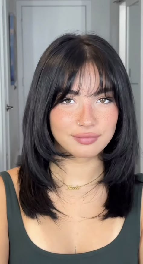 Bangs On Round Face Short Hair, Short Hair Bangs Thick Hair, Shoulder Length Hair Bangs Round Face, Crescent Bangs Heart Shaped Face, Midlength Haircuts With Layers And Bangs, Bangs For Cowlicks, Hair Cuts 2024 Trends Round Face, Hair Inspiration Mid Length, Latina Haircuts