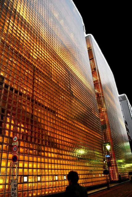 Hermes Building, Tokyo Architecture, Ginza Tokyo, Facade Lighting, Glass Brick, Renzo Piano, Brick Architecture, Glass Facades, Glass Block