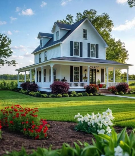 White Picket Fence Ideas, Picket Fence Ideas, Pretty Farmhouse, Wraparound Porch, Fence Designs, Dream Life House, White Picket Fence, Interiors Dream, Tiny House Cabin