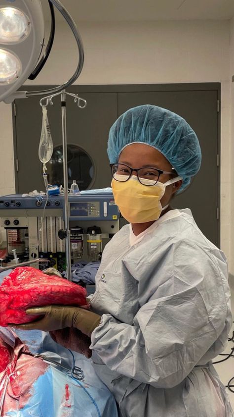 Woman Surgeon, Black Surgeon, Vet Aesthetic, Study Asthetic, Vet Pictures, Female Surgeon, Nurse Inspiration, Med School Motivation, Best Nursing Schools