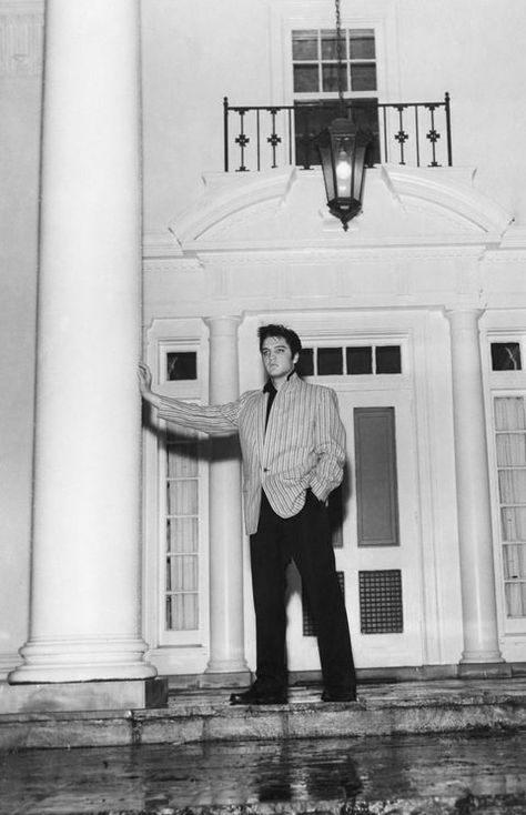 The Evolution of Elvis Presley's Beloved Graceland Estate Elvis Graceland, Graceland Mansion, Southern Style Home, Graceland Elvis, Elvis Presley Graceland, Elvis Presley Family, Tom Parker, Elvis And Priscilla, Elvis Presley Photos