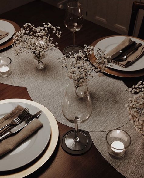 Neutral Dinner Party Decor, Dark Brown Dinner Table Decor, Japandi Table Setting, Small Dinner Table Decor, Aestethic Dinner Table, Brown Birthday Dinner Decor, Dinner Table Setting Everyday, Dark Dinner Table Aesthetic, Table Setting Ideas Casual