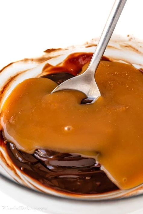 Caramel Ganache Drip, Caramel Ganache Filling, Ganache Flavor Ideas, Caramel Ganache Recipe, Xl Cookies, Lemon Ganache, Caramel Chocolate Ganache, Salted Caramel Ganache, Homemade Ganache