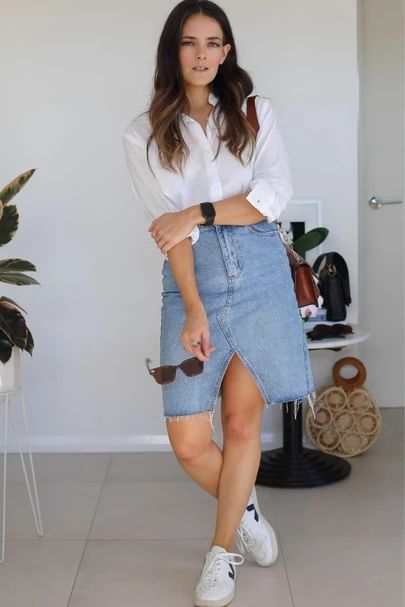 Jean Skirt White Shirt Outfit, White Shirt And Denim Skirt, Denim Skirt White Shirt, Denim Skirt And Sneakers Outfit, Short Denim Skirt Outfits, English Outfit, Outfits Faldas, Blue And White Jeans, Skirt Outfits Summer