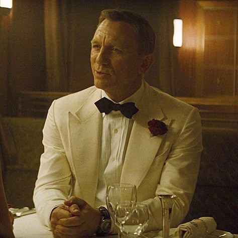 Sartorial Bond on Instagram: “Spectre - Ivory “Windsor” silk-blend dinner jacket featuring straight, heavily padded shoulders with roped sleeve heads. The front has two…” James Bond Spectre, Black Tie Tuxedo, Mens Formalwear, Daniel Craig James Bond, Suits Style, Wedding Tux, Suit Ideas, White Tuxedo, Dinner Jacket