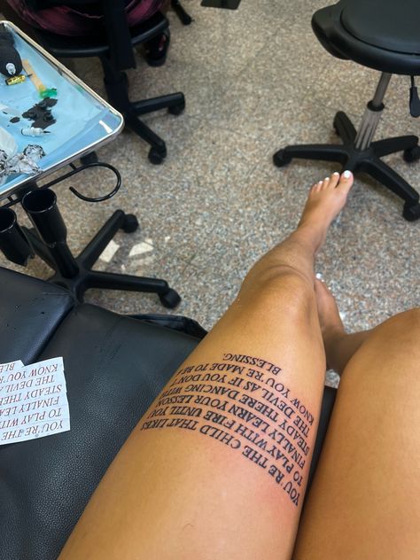 Back Of The Knee Tattoos For Women, Leg Tattoos Quote, Starter Tattoos Ideas Women, Ankle Tattoo Black Women, Wrap Around Tattoo Thigh, Full Foot Tattoos, Snack Tattoo, Woman Leg Tattoo, Men Leg Tattoo