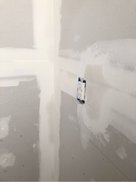 letting drywall mud dry Drywall Tips And Tricks, Mudding Walls, Mudding Drywall, Drywall Mud, Drywall Installation, Dry Wall, Renovation Tips, Carpentry Diy, Guest Bath