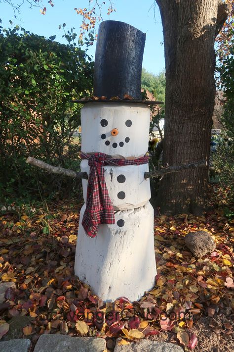 Christmas Log Crafts, Wooden Snowman Crafts, Log Snowman, Diy Outdoor Christmas Decorations, Outdoor Snowman, Snowman Diy, Wood Log Crafts, Christmas Countdown Diy, Diy Schneemann