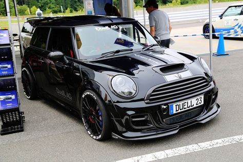 DuelL AG R56. Absolutely sick. Mini Cooper Modified, Mini Cooper Tuning, Black Mini Cooper, Mini Cooper Sport, Mini Cooper D, Mini Cooper Custom, Mini Jcw, Mini Cooper R56, Mini Cooper Classic