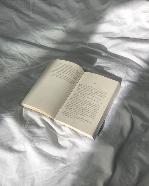 Minimal Book, Relaxing Photos, Bookstagram Inspiration, Book Background, Princess Aesthetic, I Love Books, White Aesthetic, Positive Mindset, Book Aesthetic