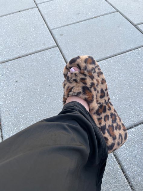 Leopard print fuzzy platform shoes by Steve Madden Fuzzy Sandals, Fuzzy Top, Leopard Print Wedges, Steve Madden Platform, Pretty Shoes Sneakers, Fabulous Fashion, Pretty Shoes, Platform Shoes, Platform Sandals