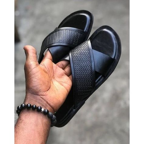 Men / Guys Stylish Outdoor Pam Slippers Black Palm Slippers For Ladies, Palm Slippers, Slippers For Ladies, Streetwear Model, Mens Sandals Fashion, Casual Street Wear, Handmade Slippers, Slippers Online, Women Slides