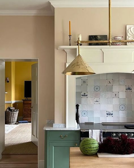 Get the English Kitchen Look - W.D.C. Journal Sabbe Interior Design Kitchen, Neptune Kitchen Suffolk, Traditional English Interior Design, Kitchen Sink Skirt, English Kitchen Design, Old English Kitchen, Hydrangea House, English Interior Design, Plain English Kitchen