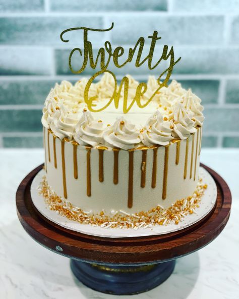 Golden Birthday Cakes For Girls Gold, White And Golden Cake, Gold Drip Birthday Cake, Birthday Cake With Gold, Golden Birthday Cake Ideas, Gold Drip Cake, 23 Birthday Cake, Birthday 28, Golden Birthday Cakes