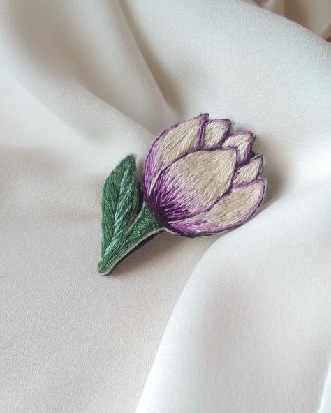 Crocus Embroidery, Diy Embroidery Earrings, Embroidery Brooch, Miniature Embroidery, Crocus Flower, Embroidery Tshirt, Hand Embroidery Patterns Flowers, Embroidery Book, Art Jewelry Contemporary