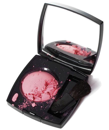 How to Fix Broken Blush | Extend the life of your favorite shade with these smart tips. Fix Broken Makeup, Broken Makeup, Diy Beauty Tips, Simple Home Decor Ideas, Simple Home Decor, Makeup Advice, Makeup Guide, Making Faces, Real Simple