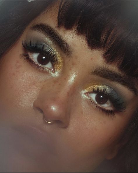 Uwu Makeup, Kali Ledger, Gold Eyeshadow Looks, Eyeshadow Techniques, Ball Makeup, Gold Makeup Looks, Glam Glow, Gold Eye Makeup, Piercing Septum