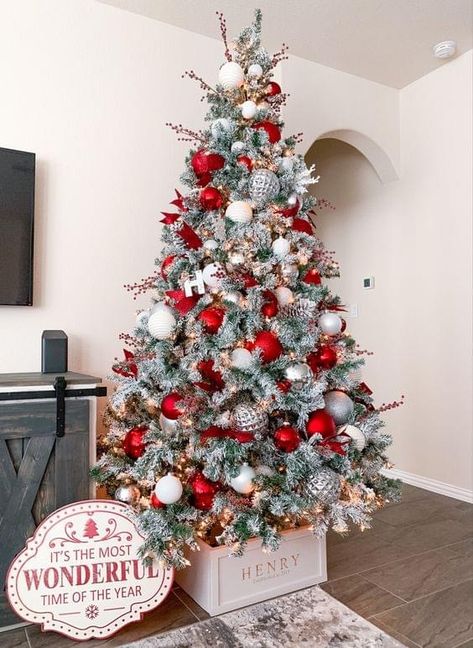 Flocked Tree Decorating Ideas Red, White Flocked Christmas Tree, Colorful Christmas Decorations, Christmas Tree Inspo, Christmas Tree Decorated, Flocked Christmas Tree, Red Christmas Decor, Flocked Christmas Trees Decorated, Minimalist Christmas Tree