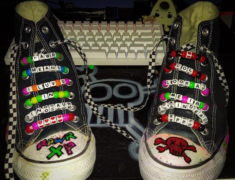 Clawed Beauty, Converse Ideas, Scene Shoes, Diy Converse, Scene Kandi, Cool Converse, Converse Design, Grunge Shoes, 2000s Scene