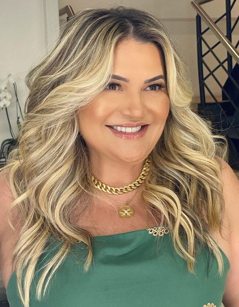 Long Blowout Hair with Blonde Balayage for Overweight Women Hairstyles For Plus Size Women, Haircuts For Women Over 40, Over 40 Hairstyles, Best Hairstyles For Women, Type Face, Medium Curls, Long Layered Haircuts, Short Hairstyles For Thick Hair, Blowout Hair