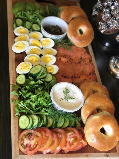 Breakfast Mothers Day Ideas, Brunch Mothers Day Ideas, Mothersday Brunch Food, Mother Day Breakfast Ideas, Mother’s Day Charcuterie Board, Mother’s Day At Home Brunch, Mother’s Day Breakfast, Mother’s Day Brunch Decor, Mother’s Day Food